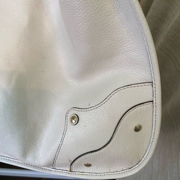 👜⭐️💯Authentic Coach Leather White shoulder bag⭐️ - Picture 2 of 10